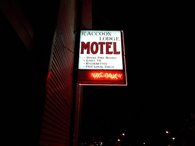 Raccoon Lodge Motel Sylvan Lake Exterior photo